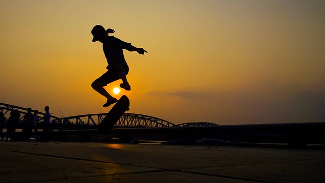 skok na skateboardu