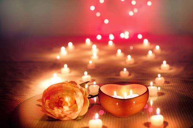 romantické sviečky a ruža.jpg
