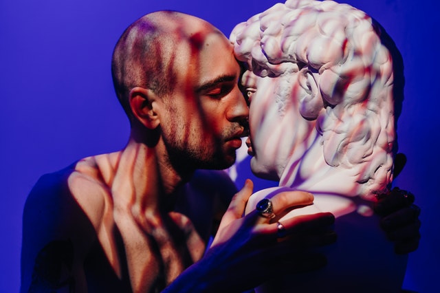 Muž bozkáva sochu ženy